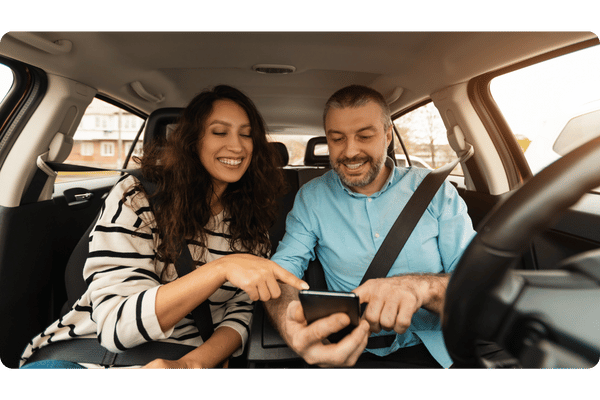 Casal utilizando o aplicativo de rastreamento Paranátrack dentro do veículo